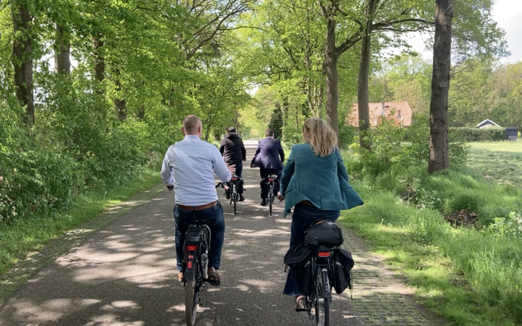 Op woensdag 17 mei ontving burgemeester Ellen Nauta samen met wethouder Wim Meulenkamp de VNG-directeur Leonard Geluk bij Hof van Twente. Hoe het is gesteld met de leefbaarheid in Hof van Twente, ervoer Leonard tijdens een fietsronde door de buurtschap Stokkum.